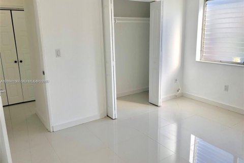 Condo in Miami Beach, Florida, 1 bedroom  № 2070872 - photo 17