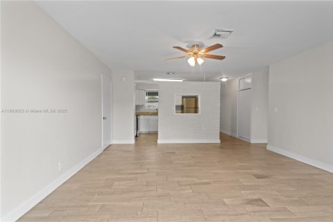 House in Margate, Florida 3 bedrooms, 125.23 sq.m. № 1784012 - photo 10