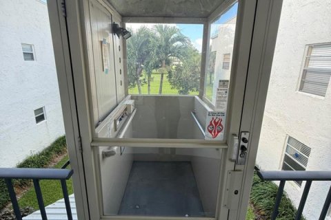 Condo in Delray Beach, Florida, 2 bedrooms  № 2392740 - photo 9