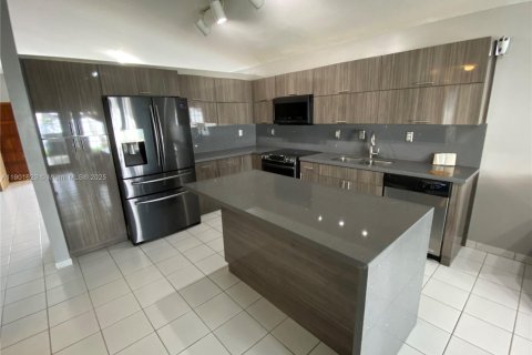 House in Miami, Florida 4 bedrooms, 167.6 sq.m. № 1953200 - photo 7