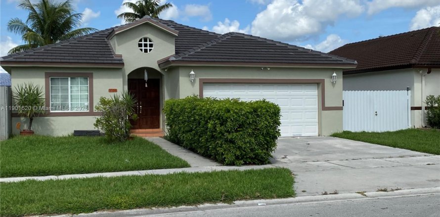 House in Miami, Florida 4 bedrooms, 167.6 sq.m. № 1953200