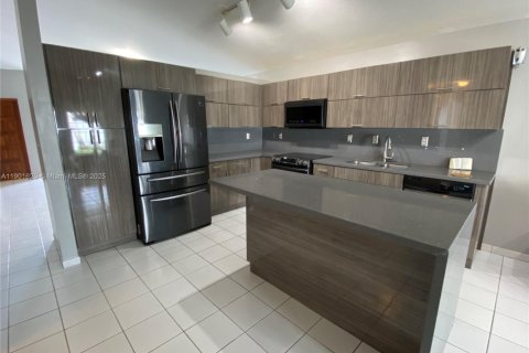 House in Miami, Florida 4 bedrooms, 167.6 sq.m. № 1953200 - photo 6