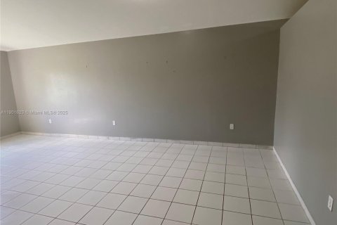 House in Miami, Florida 4 bedrooms, 167.6 sq.m. № 1953200 - photo 4