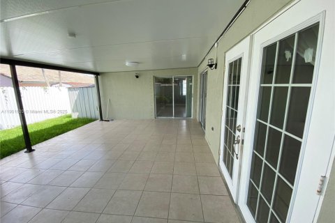 House in Miami, Florida 4 bedrooms, 167.6 sq.m. № 1953200 - photo 15