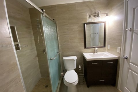 House in Miami, Florida 4 bedrooms, 167.6 sq.m. № 1953200 - photo 10