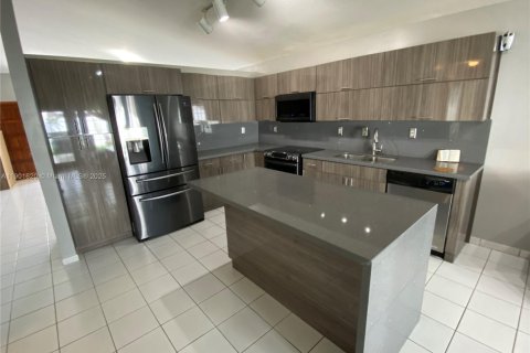 House in Miami, Florida 4 bedrooms, 167.6 sq.m. № 1953200 - photo 8