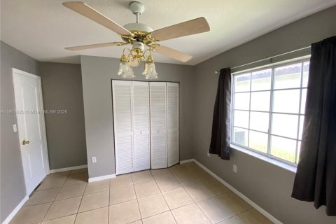 House in Miami, Florida 4 bedrooms, 167.6 sq.m. № 1953200 - photo 11