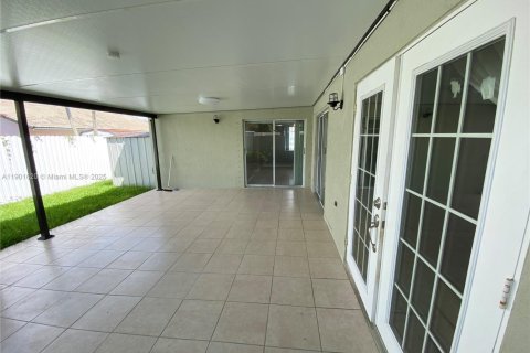 House in Miami, Florida 4 bedrooms, 167.6 sq.m. № 1953200 - photo 16