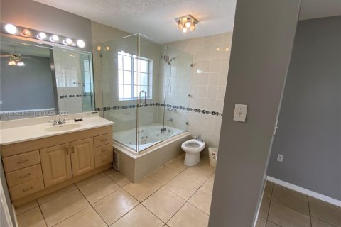 House in Miami, Florida 4 bedrooms, 167.6 sq.m. № 1953200 - photo 13