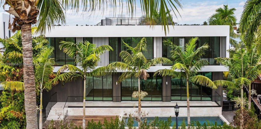 House in Miami Beach, Florida 4 bedrooms, 285.86 sq.m. № 1480915