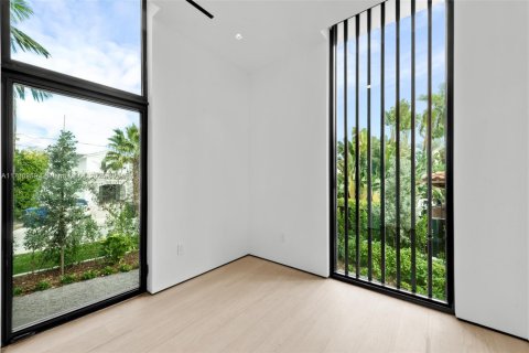 House in Miami Beach, Florida 4 bedrooms, 285.86 sq.m. № 1480915 - photo 15