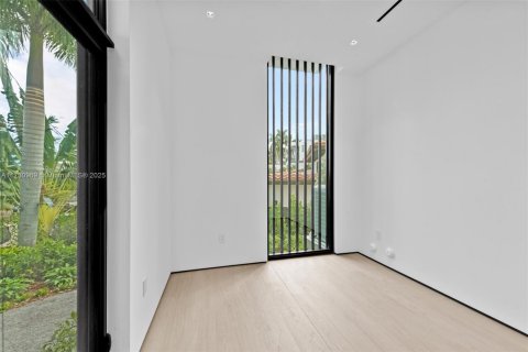House in Miami Beach, Florida 4 bedrooms, 285.86 sq.m. № 1480915 - photo 14