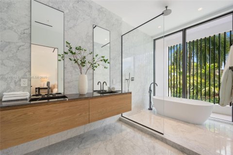 House in Miami Beach, Florida 4 bedrooms, 285.86 sq.m. № 1480915 - photo 21