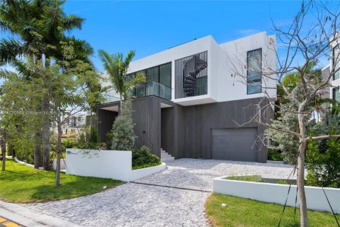 House in Miami Beach, Florida 4 bedrooms, 285.86 sq.m. № 1480915 - photo 2