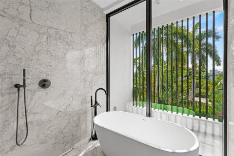 House in Miami Beach, Florida 4 bedrooms, 285.86 sq.m. № 1480915 - photo 22