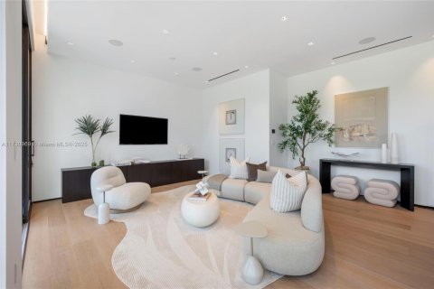 House in Miami Beach, Florida 4 bedrooms, 285.86 sq.m. № 1480915 - photo 11