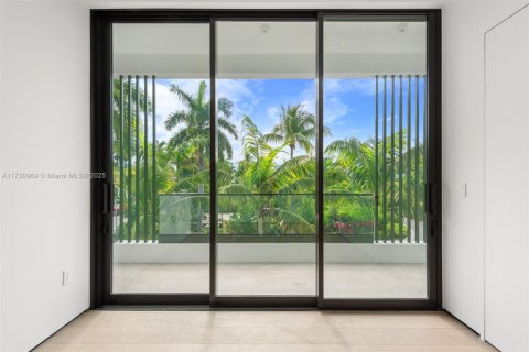 House in Miami Beach, Florida 4 bedrooms, 285.86 sq.m. № 1480915 - photo 28