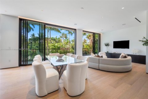 House in Miami Beach, Florida 4 bedrooms, 285.86 sq.m. № 1480915 - photo 10