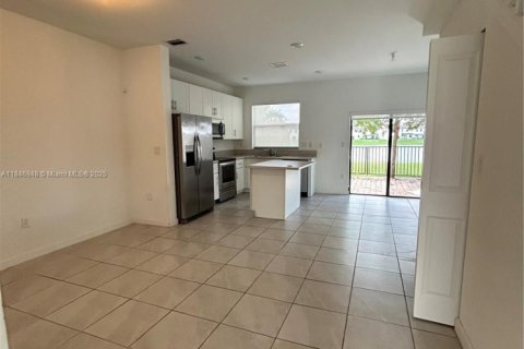 Townhouse in Miami, Florida 3 bedrooms, 123.37 sq.m. № 2012897 - photo 11