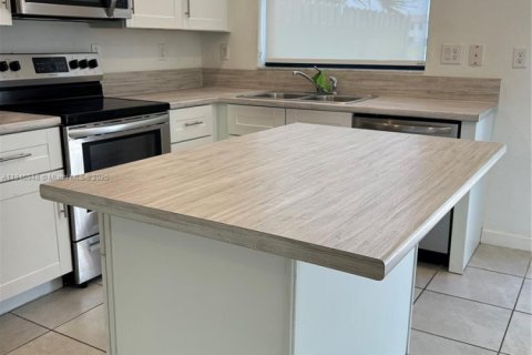 Townhouse in Miami, Florida 3 bedrooms, 123.37 sq.m. № 2012897 - photo 18