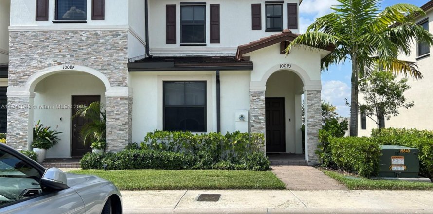 Townhouse in Miami, Florida 3 bedrooms, 123.37 sq.m. № 2012897