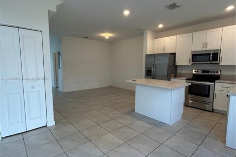 Townhouse in Miami, Florida 3 bedrooms, 123.37 sq.m. № 2012897 - photo 14