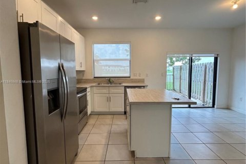 Townhouse in Miami, Florida 3 bedrooms, 123.37 sq.m. № 2012897 - photo 16