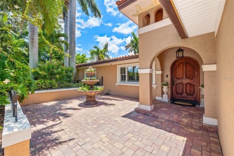 House in Saint Petersburg, Florida 5 bedrooms, 374.77 sq.m. № 2227182