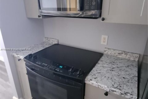 Condo in Tamarac, Florida, 1 bedroom № 1960651 - photo 1