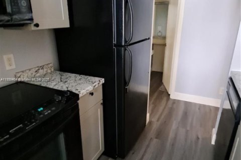 Condo in Tamarac, Florida, 1 bedroom № 1960651 - photo 2