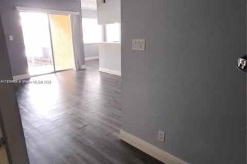 Condo in Tamarac, Florida, 1 bedroom № 1960651 - photo 5