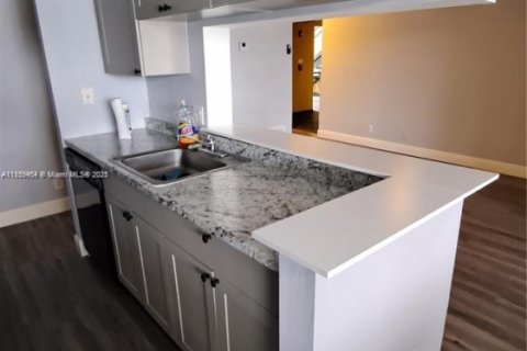 Condo in Tamarac, Florida, 1 bedroom № 1960651 - photo 3