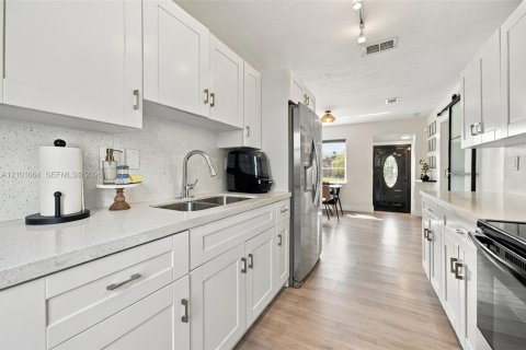 Villa ou maison à vendre à Pompano Beach, Floride: 3 chambres, 60.2 m2 № 2414325 - photo 11