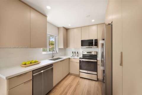 House in Miami, Florida 3 bedrooms, 119.38 sq.m. № 2066357 - photo 10