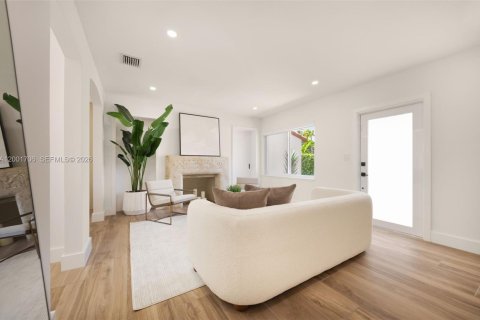 House in Miami, Florida 3 bedrooms, 119.38 sq.m. № 2066357 - photo 8