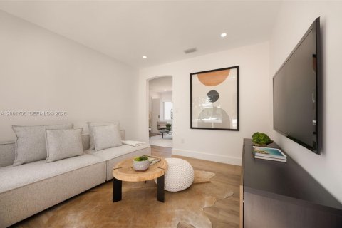 House in Miami, Florida 3 bedrooms, 119.38 sq.m. № 2066357 - photo 14