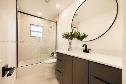 House in Miami, Florida 3 bedrooms, 119.38 sq.m. № 2066357 - photo 17
