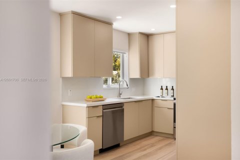 House in Miami, Florida 3 bedrooms, 119.38 sq.m. № 2066357 - photo 13