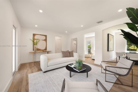 House in Miami, Florida 3 bedrooms, 119.38 sq.m. № 2066357 - photo 2