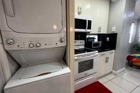 Купить кондоминиум в Пемброк-Пайнс, Флорида 2 спальни, 87.79м2, № 2090400 - фото 12