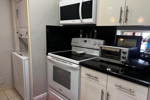 Купить кондоминиум в Пемброк-Пайнс, Флорида 2 спальни, 87.79м2, № 2090400 - фото 13