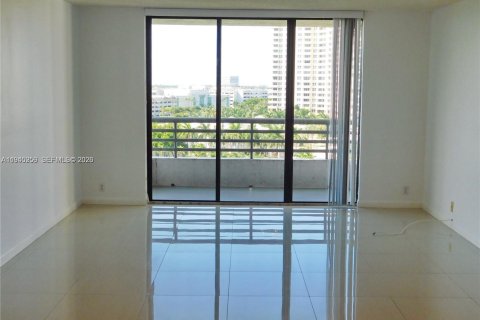 Condo in Aventura, Florida, 2 bedrooms  № 2002245 - photo 9