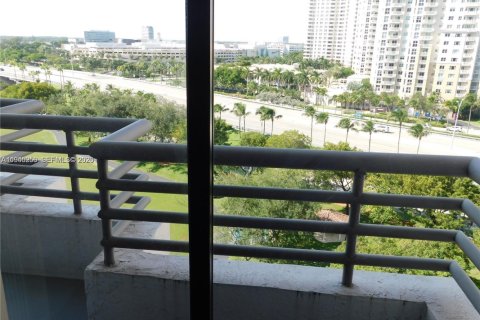 Condo in Aventura, Florida, 2 bedrooms  № 2002245 - photo 26