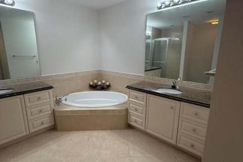 Condo in St. Lucie, Florida, 2 bedrooms № 2183060 - photo 14