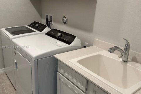 House in Port St. Lucie, Florida 5 bedrooms, 243.03 sq.m. № 1996394 - photo 15