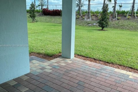 House in Port St. Lucie, Florida 5 bedrooms, 243.03 sq.m. № 1996394 - photo 20