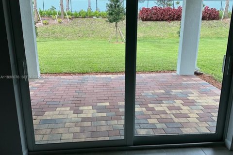 House in Port St. Lucie, Florida 5 bedrooms, 243.03 sq.m. № 1996394 - photo 21