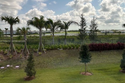 House in Port St. Lucie, Florida 5 bedrooms, 243.03 sq.m. № 1996394 - photo 4
