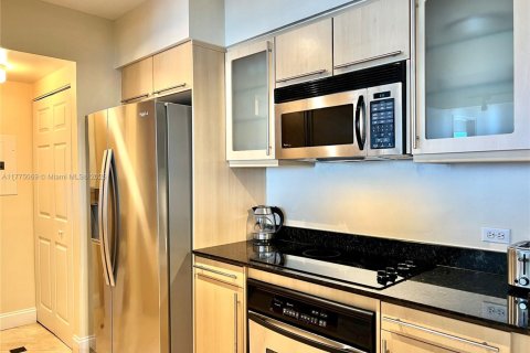 Condo in Hallandale Beach, Florida, 2 bedrooms  № 1868372 - photo 9