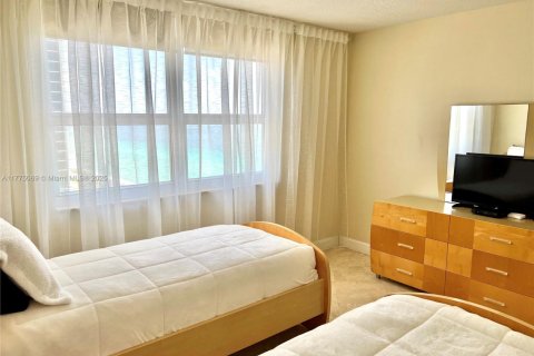 Condo in Hallandale Beach, Florida, 2 bedrooms  № 1868372 - photo 12